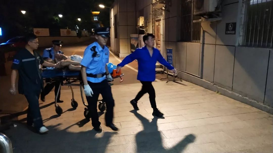 光着膀子忍受彻骨之寒却让我们看到裹挟着热血的铮铮铁骨他们救人的