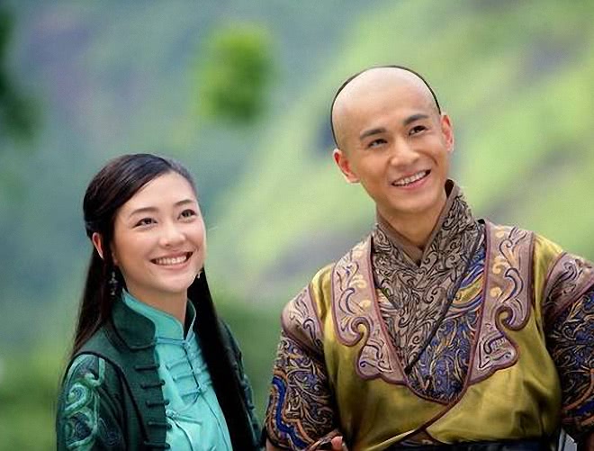 现实中,应采儿嫁给了96版"鹿鼎记"担任韦小宝的陈小春,当年由他所演