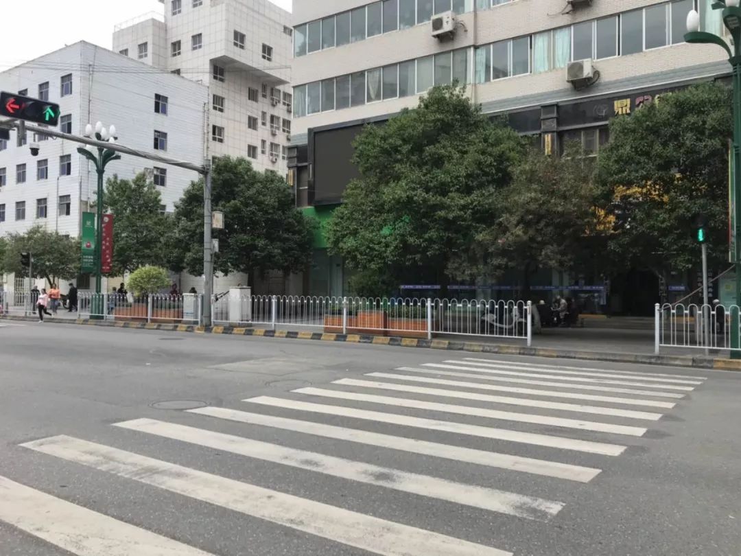 武都城区灯控路口人行道红绿灯进入试运行阶段