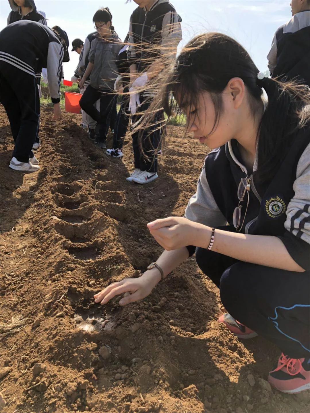 学农季1十个一行动走进希望的田野青岛六中学农活动开营啦