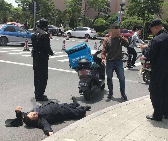 丧心病狂!浙江大学保安被外卖员"捅了" 胸口插一把刀