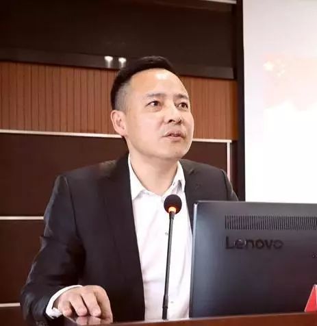 党委书记,院长陈玲夫,党委副书记,副院长应忠明为优秀团员颁奖.