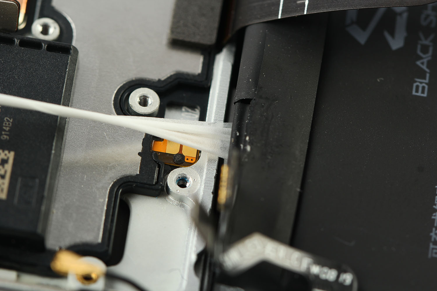 原创集微拆评塔式全域液冷散热系统加持黑鲨游戏2手机拆解