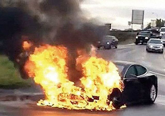 梦见坐别人的车自己装的钱着火了并且扑不灭，一场财富与命运的隐喻之梦