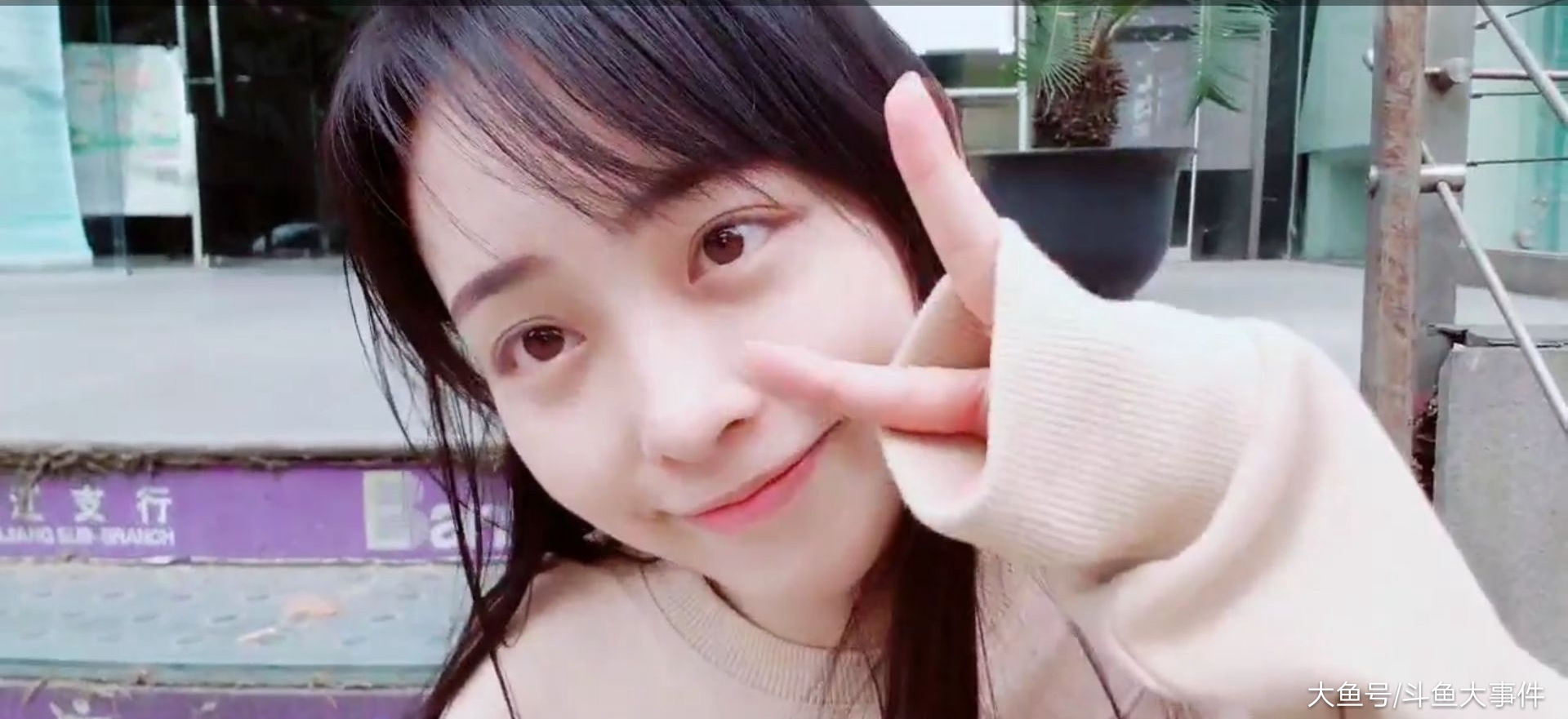 斗鱼户外女主播因为直播间粉丝以及土豪的离开在直播中落泪