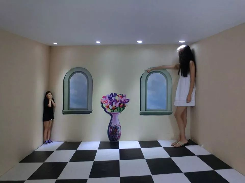 场馆会有工作人员帮忙,拍出来的效果就形成了大小人的反差萌.