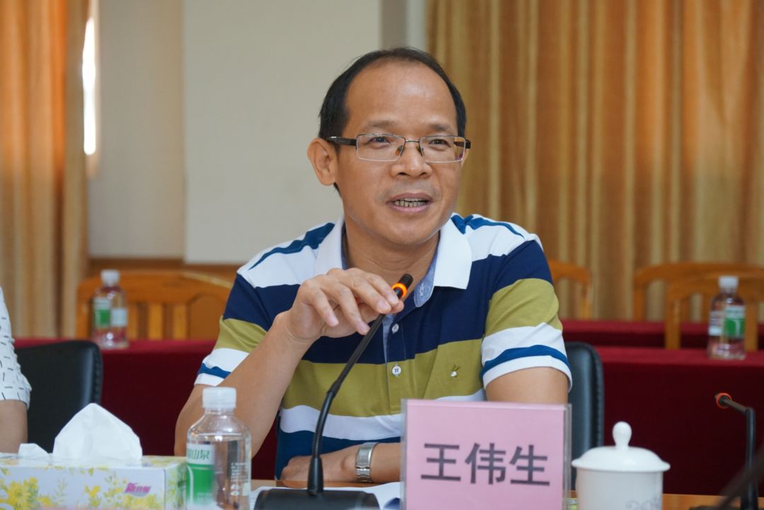 区教育局教育一科王伟生科长发言随后麦颖致校长和第三十七中学的高蓉