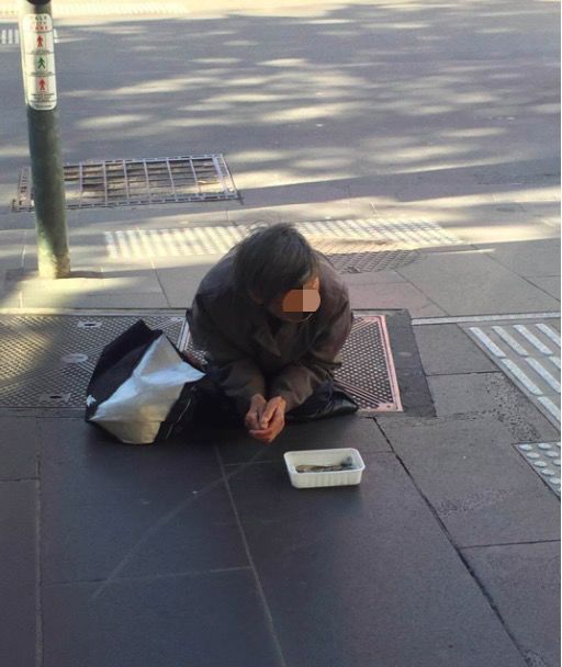 墨尔本惊现多位华人大妈乞讨繁华路口下跪磕头装备姿势故事谜之相似