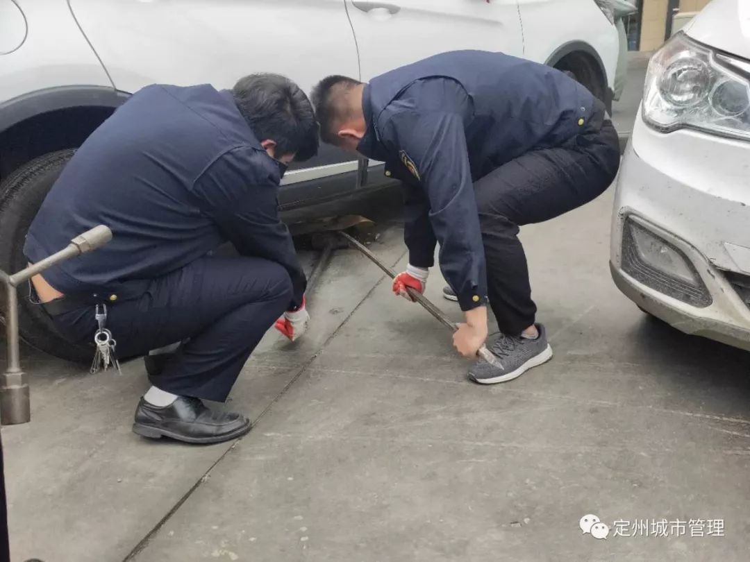 定州这个公共停车位上地锁是谁上的?