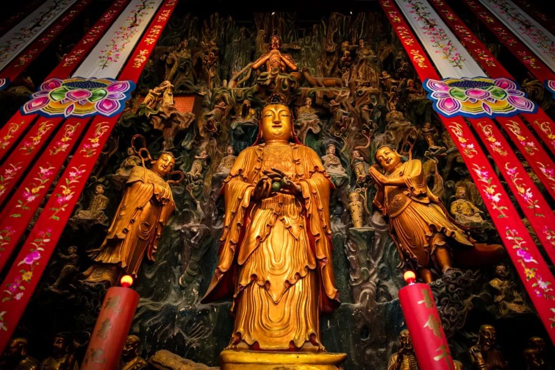 相机庄严的寺庙,精美的佛像