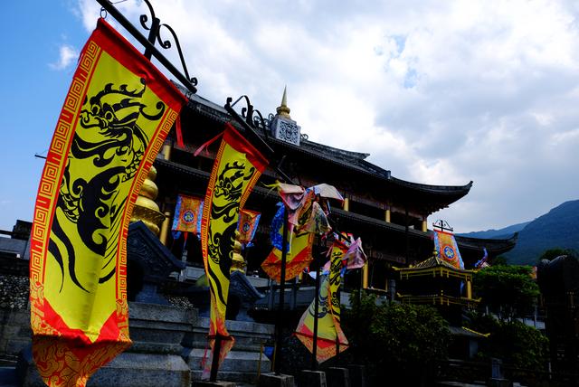 大理国时期有名有姓的历史人物;而"点苍山"与"点苍派""无量山"与"无量