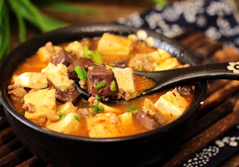 叶子今天就来分享一个补血食谱——鸭血烩豆腐.