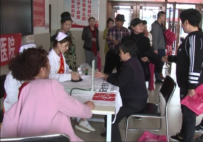 4月30日,安达市济仁医院医疗志愿者服务小分队来到新兴街道新兴社区