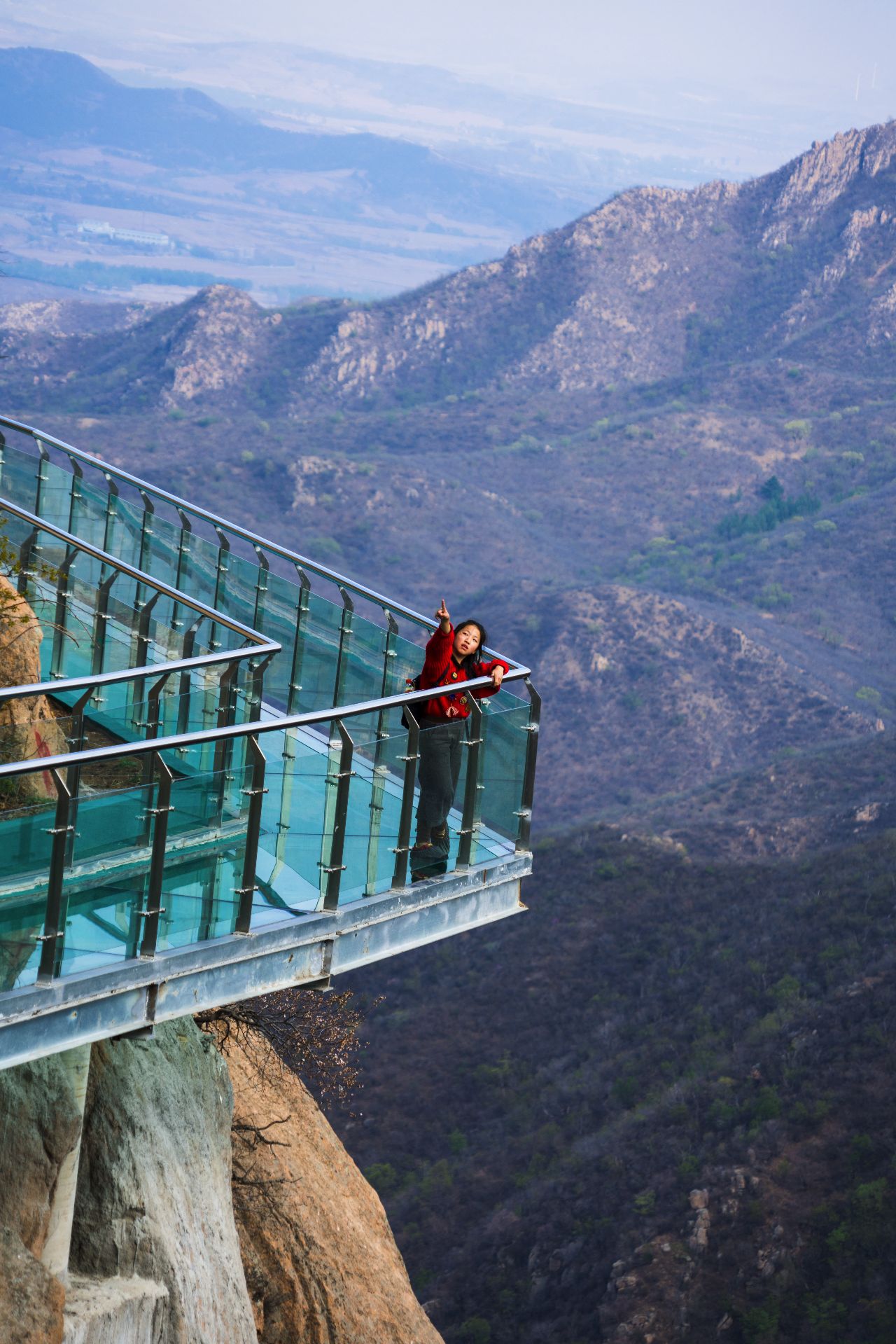 45米,扶手高1.10米的玻璃栈道,悬空距崖壁底最高处70余米.