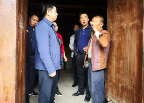 县委书记万庆华到岗度镇新摆村调研脱贫攻坚清零工作