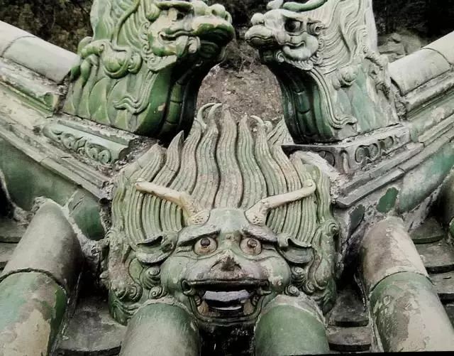在两处屋顶的交接处,装饰了一个巨大的龙形滴水神兽,在满足排水功能外