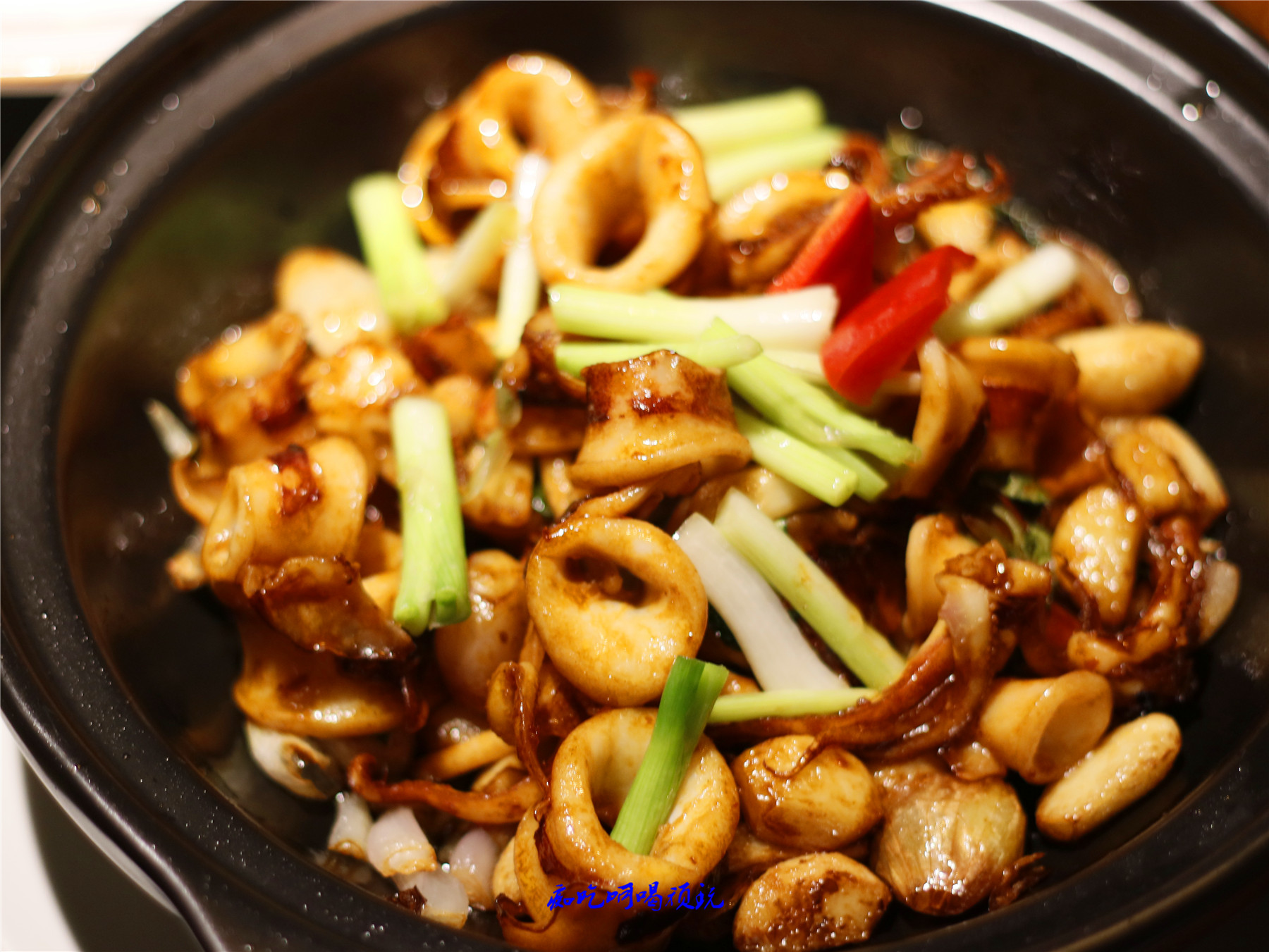 台湾做法的三杯鱿鱼,酱油添甜,猪油增香,米酒去腥提味,鱿鱼脆嫩爽口