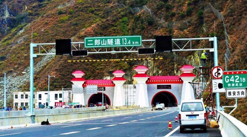 五一来临雅康高速易堵路段公布然而这9人却因无证驾驶改车牌被拘留