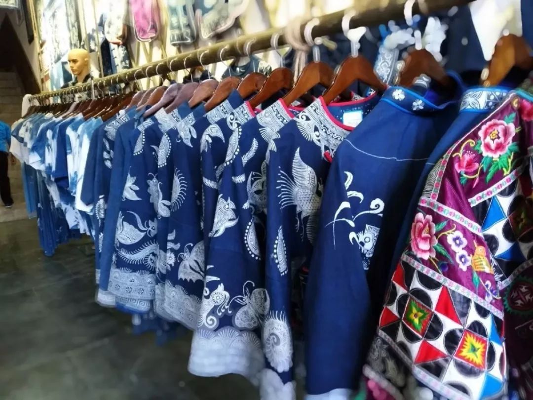 由于蜡染图案丰富,色调素雅,风格独特,用于制作服装服饰和各种生活