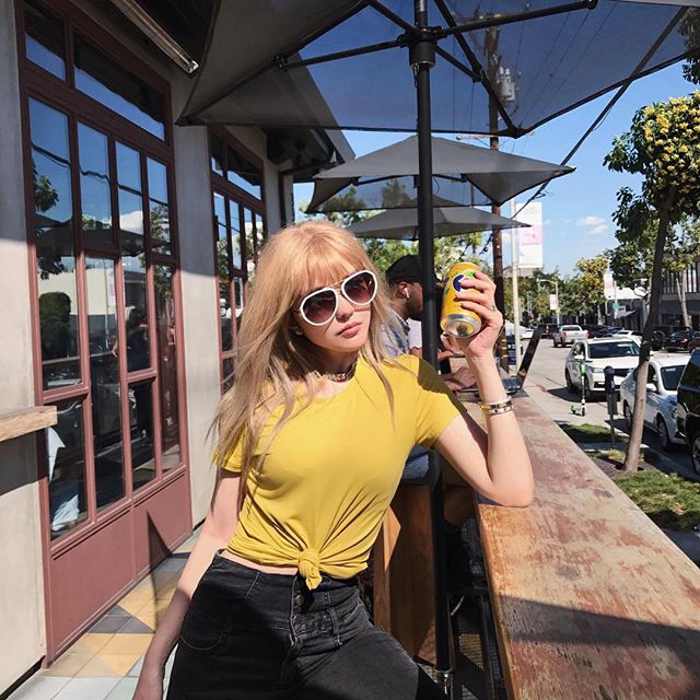 罗志祥女友周扬青cos富江 坐米奇上引来小猪留言