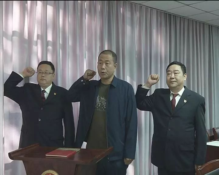 4月25日,县人大常委会主任周庆岩主持召开第十六届人大常委会第23次