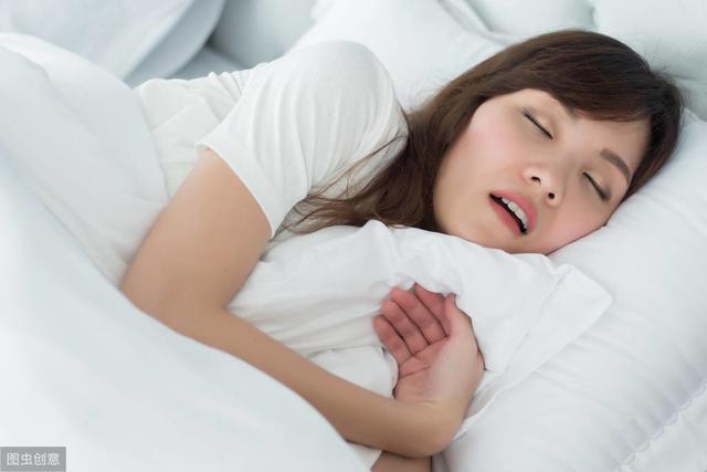 女性睡觉打鼾的原因是什么？
