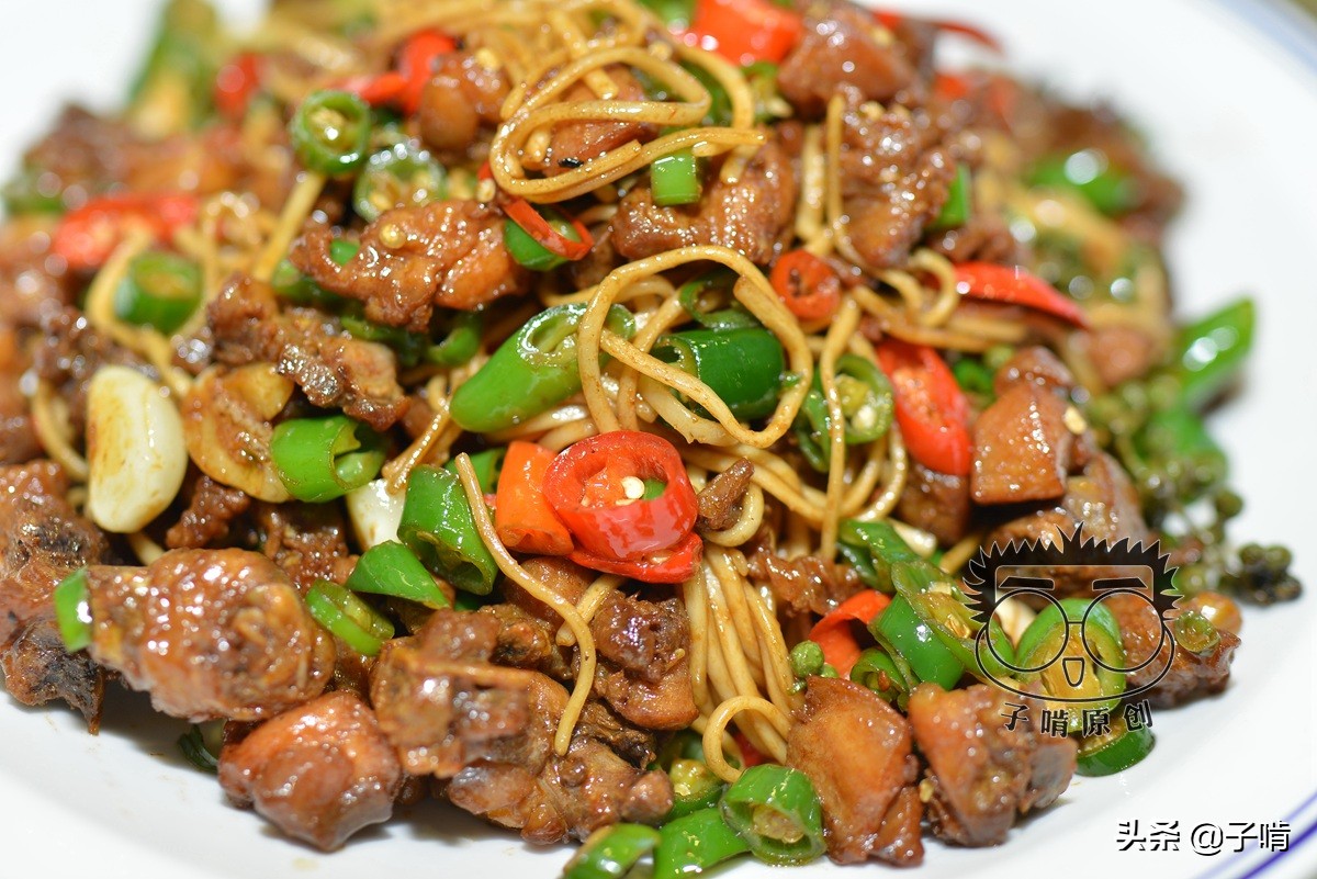 双椒鸡捞面足够两人吃,58元一份鸡肉感觉比面还多,面量太实在了