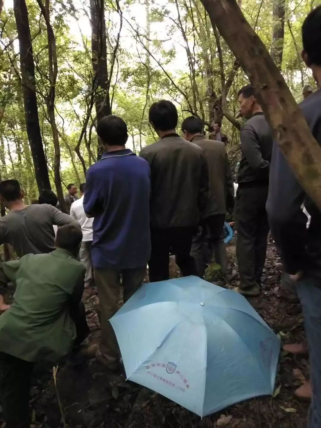 造孽啊桂林某地11岁男孩上学途中被落石砸中不幸身亡