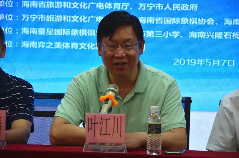 国象进校园公益行万宁三小喜迎国际象棋大师