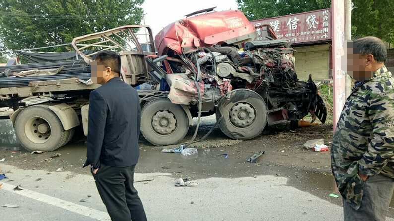 濮阳这个地方拉钢筋的车和油罐车相撞,挤成废铁!_车祸