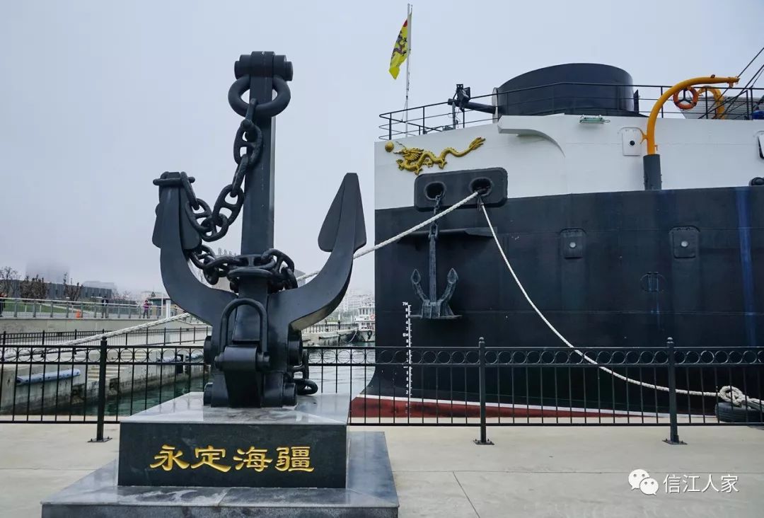 1888年,北洋海军于威海刘公岛正式成军. 定远舰上的速射炮