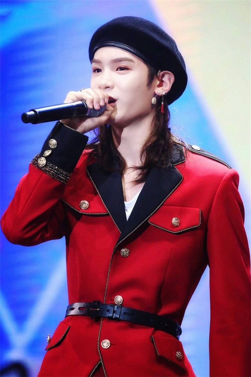 黄明昊如此耀眼的红衣少年,换别人肯定驾驭不了!