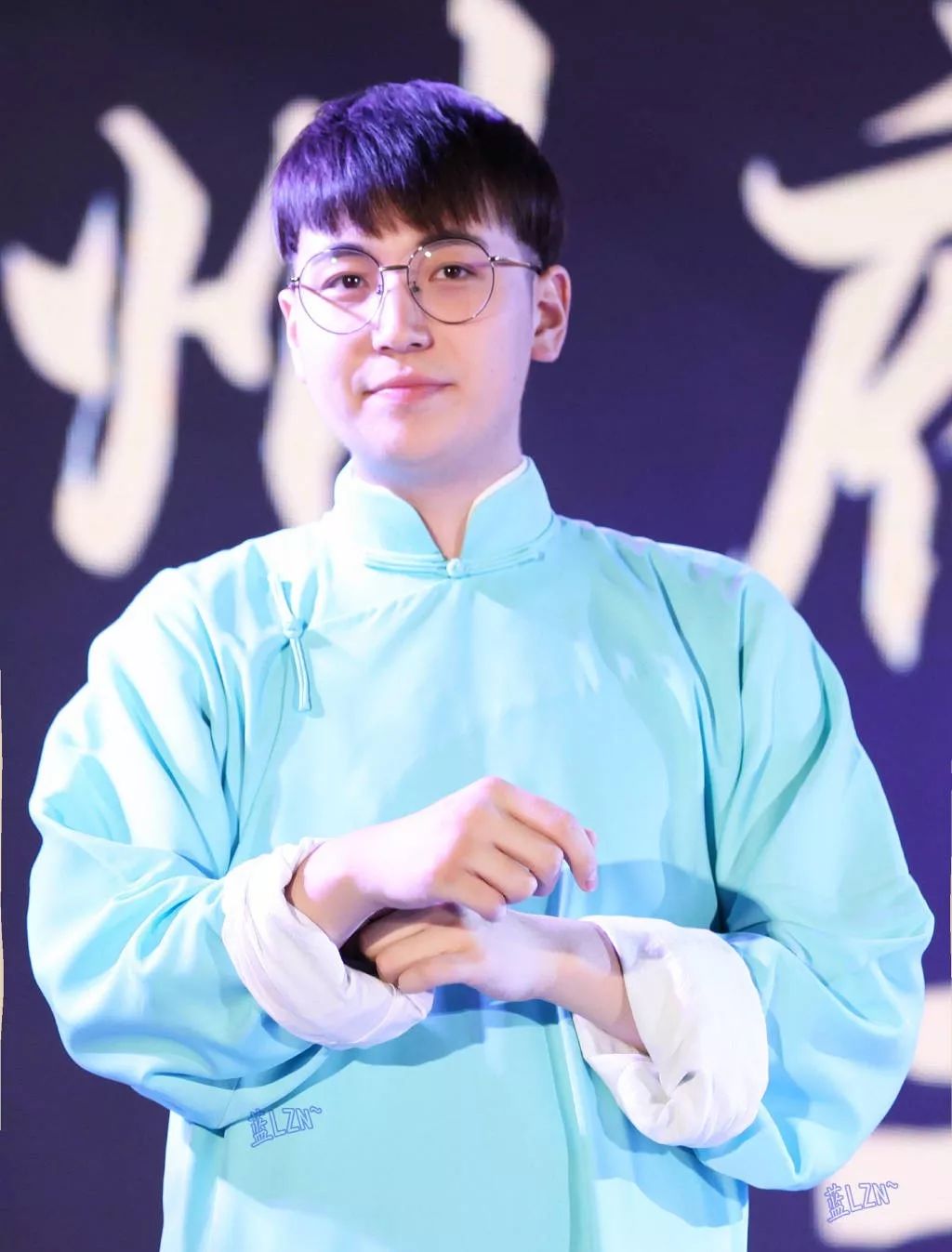 和郭麒麟一样 瘦身堪比整容的,还有王九龙 你们随意感受下 穿上相声