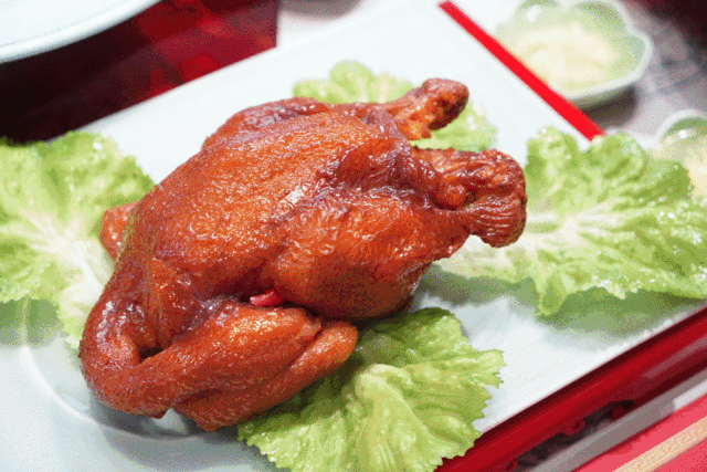 "冻肉三七,入口有汁滑润不涩,香气四溢"肉紧实,味鲜美的知味斋肴鸡