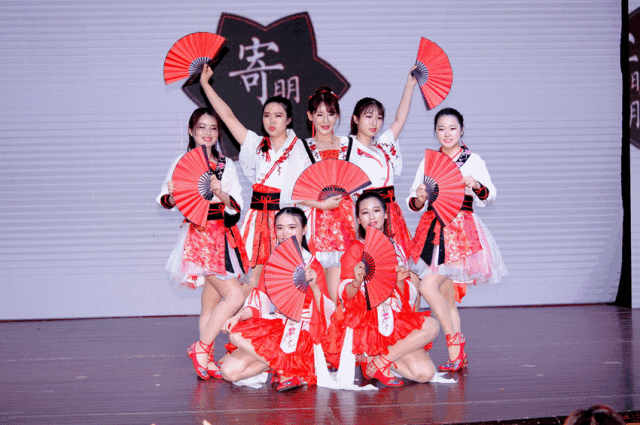 04小品《寻情记》表演者:唐巧等05舞蹈《护花使者》表演者:李倩云等06