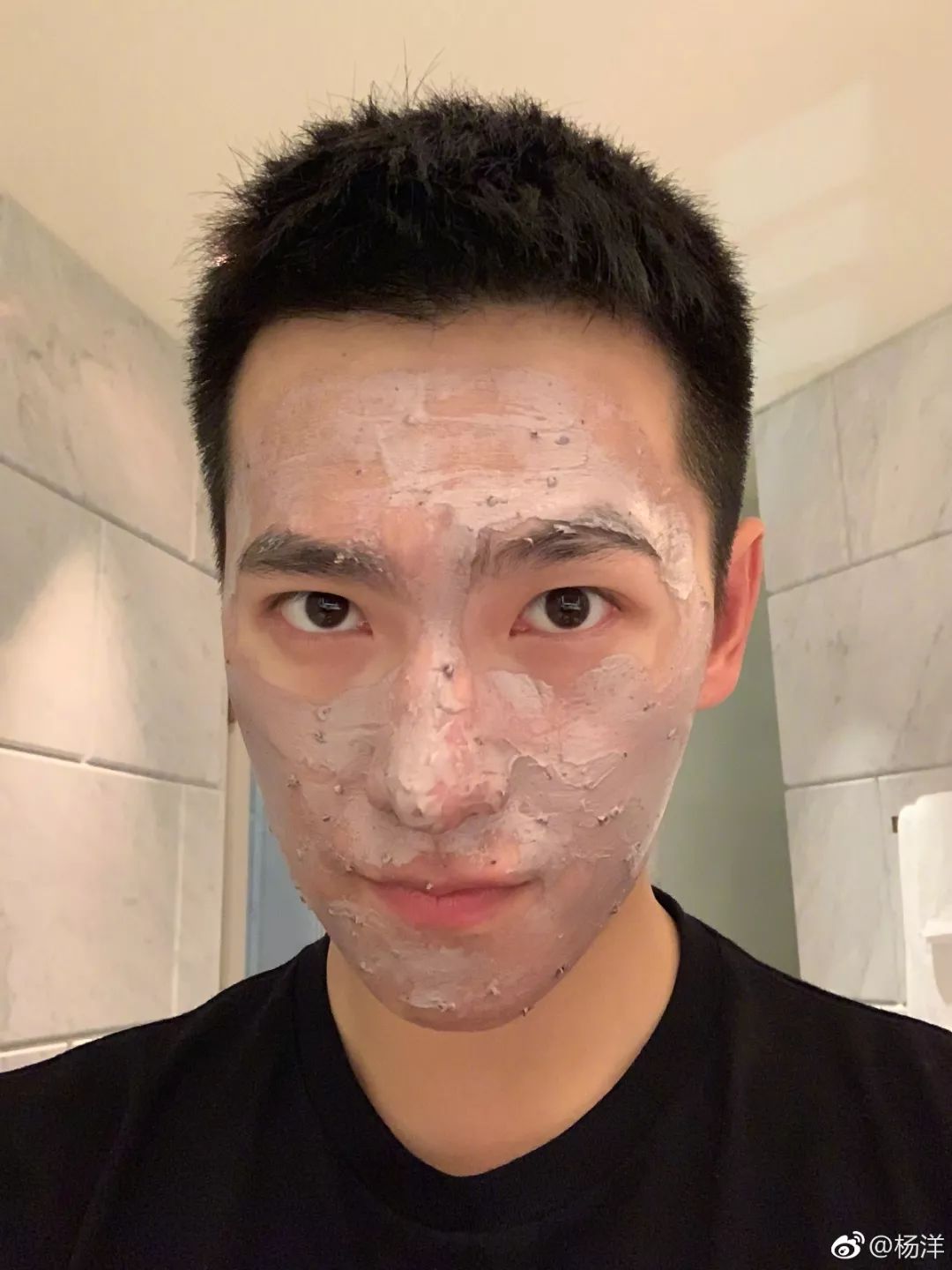 杨洋晒自拍小号意外曝光,仅关注乔欣!乔欣小号被扒也曾点赞杨洋