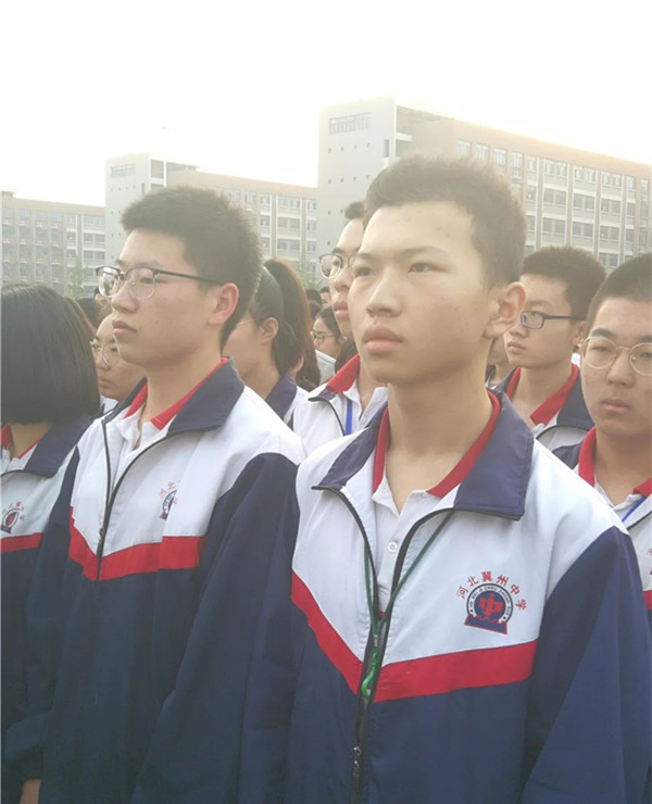 河北冀州中学高三年级举行升旗仪式