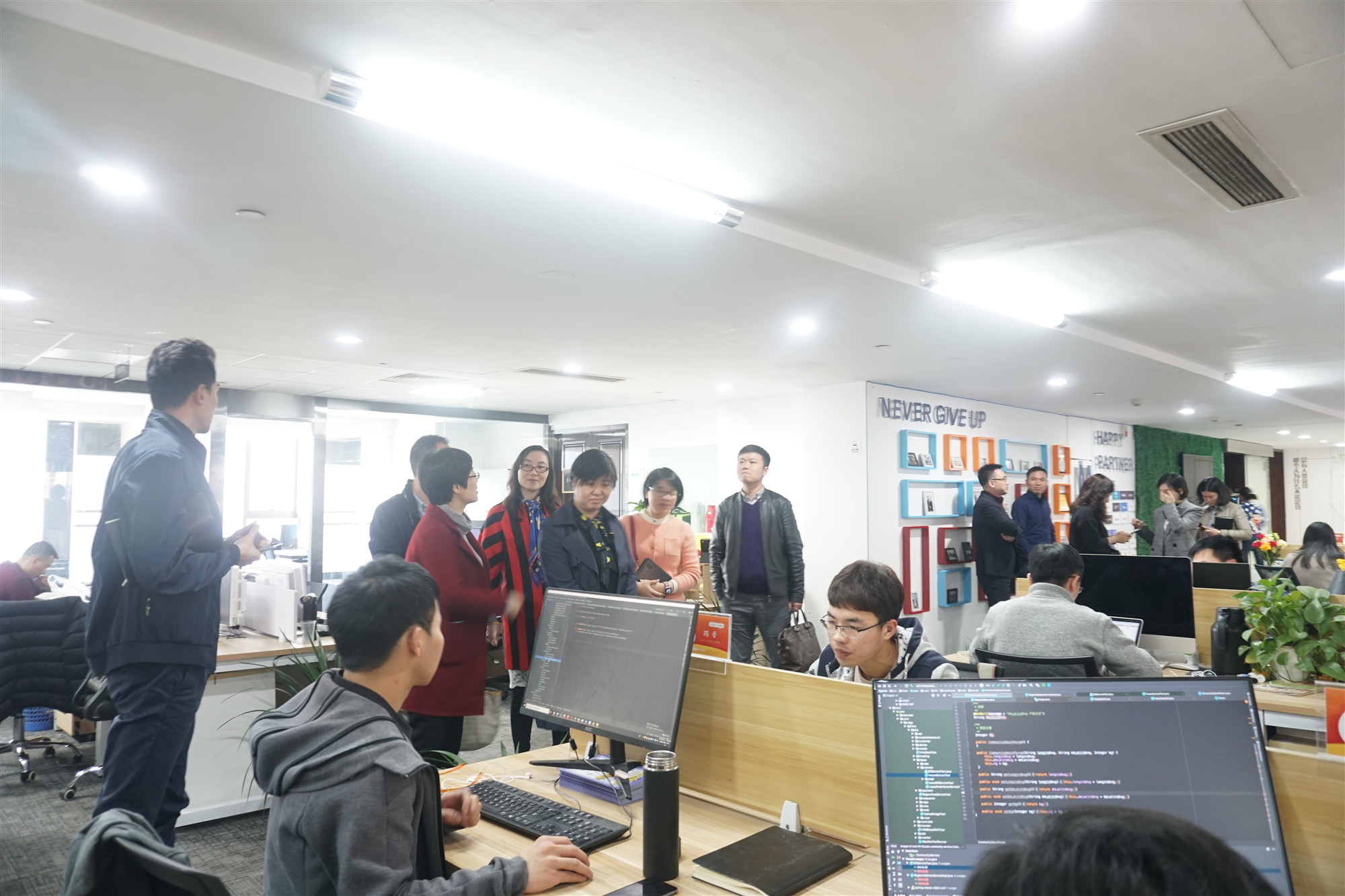 杭州城投集团副总经理余敏红一行莅临复基集团复基集团总裁钱群山陪同