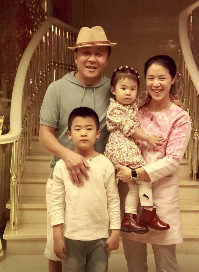 奥运冠军王楠豪宅公开古色古香很有文人气息庭院里面很多果树