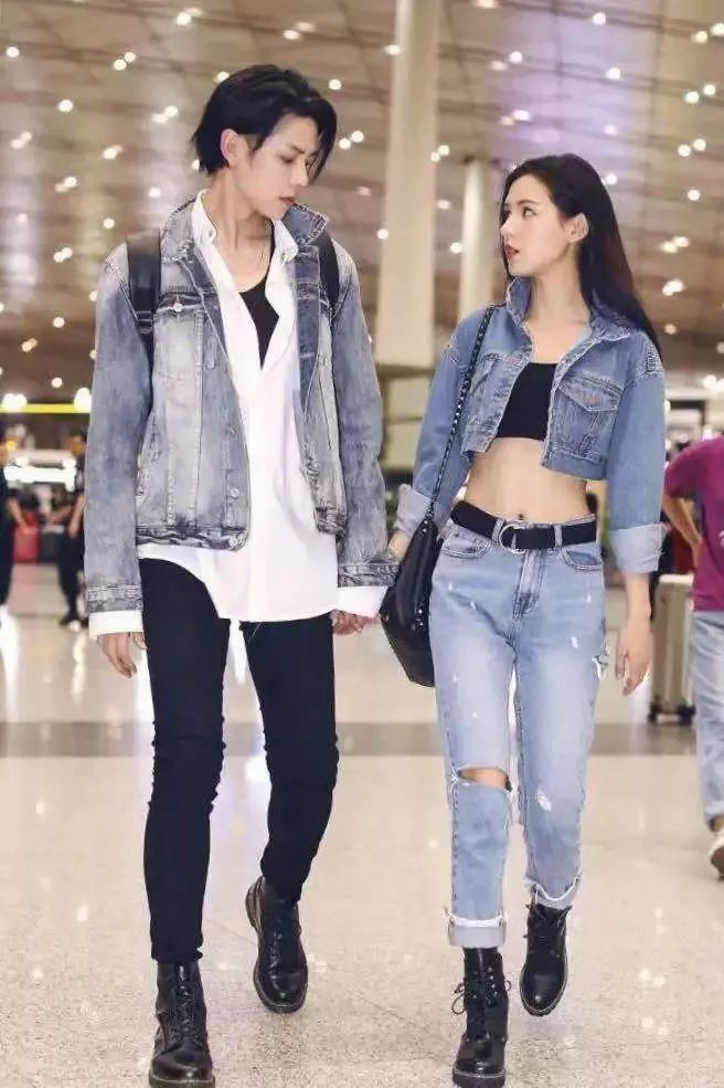 张予曦又秀性感腹肌和新男友甜蜜牵手亮相机场简直帅翻全场