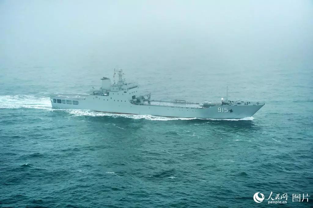 看中国海军破雾而出!