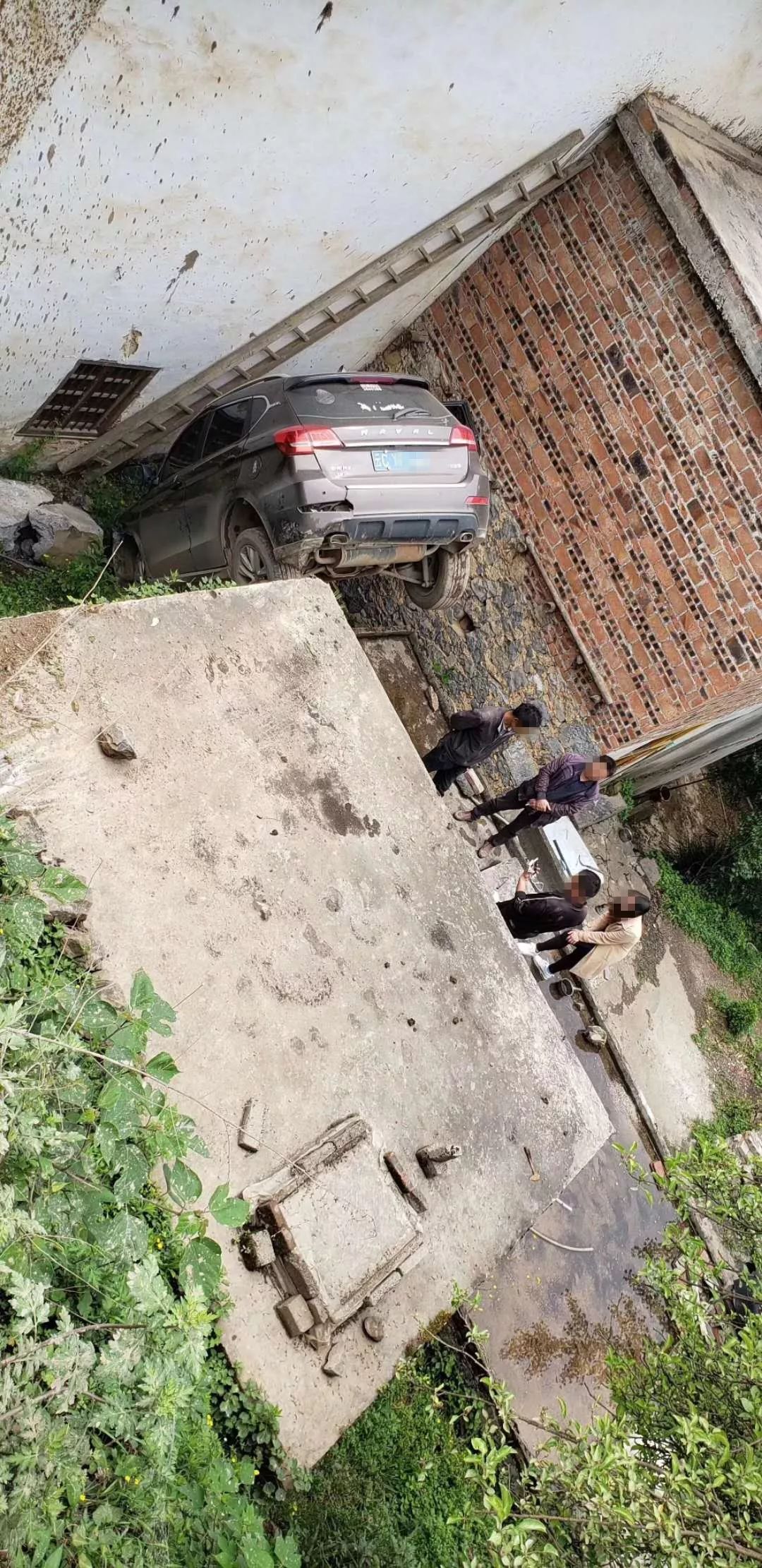 离奇车祸昭通彝良一小车飞下公路落到村民家洋沟里