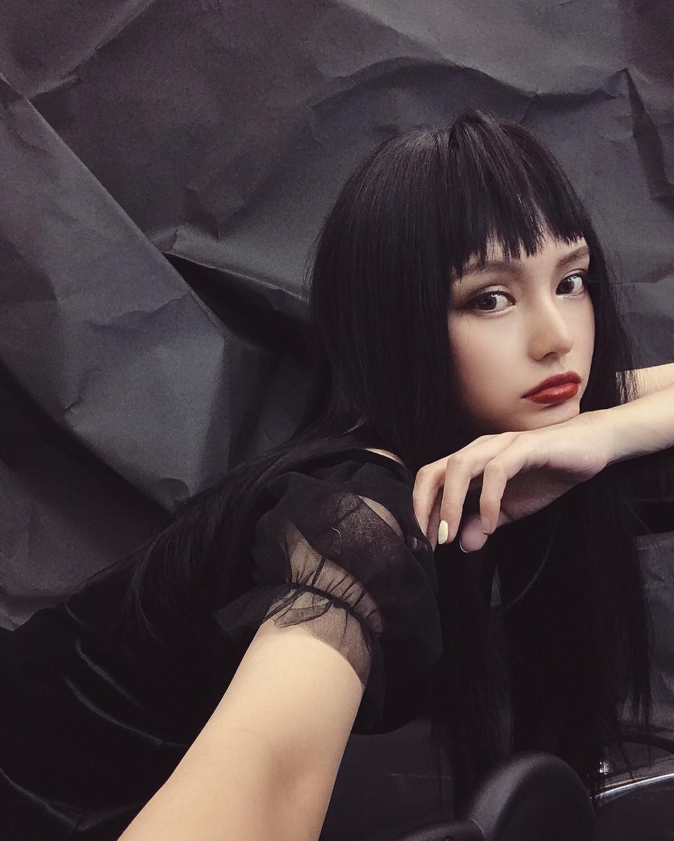 周扬青坐米奇头像上cos富江 冷艳妆容获罗志祥大赞