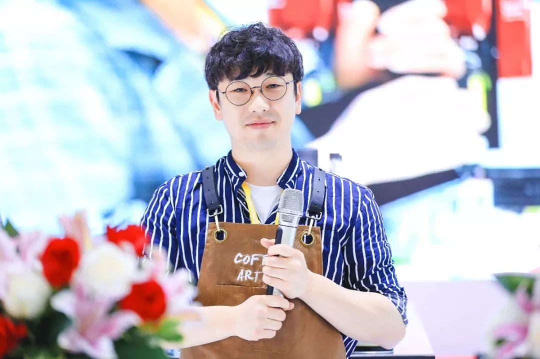 什么叫妙手生花这场咖啡拉花界的华山论剑实力show给你看