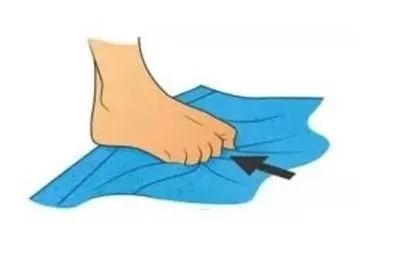 前脚掌抓地,脚趾屈曲也可抓毛巾代替10次,3组4重建足部的螺旋扭转站立