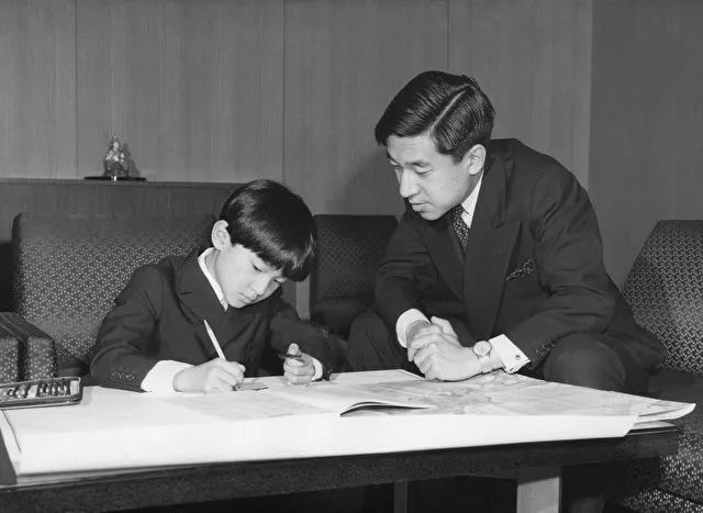 来认识一下,这位就是日本新天皇_明仁