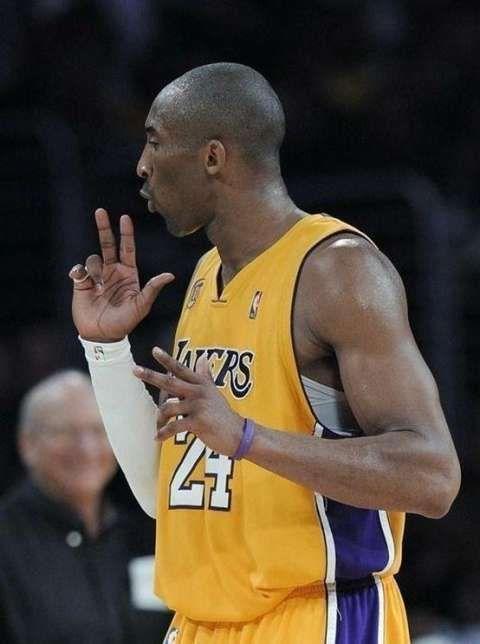 2,科比帅气插枪