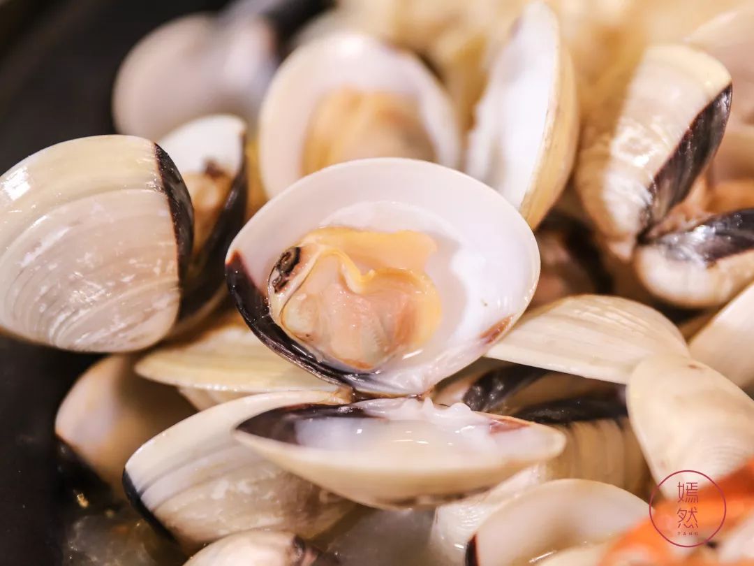 在厨师的精心安排下鱼,虾,蟹,白贝等食材"相遇"在一个大盘里它们互相