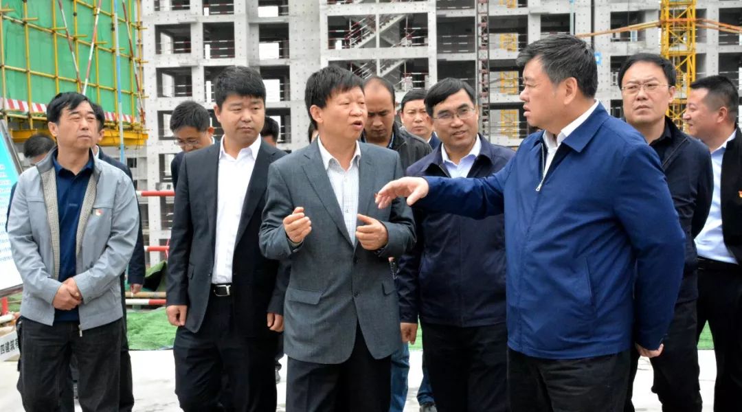 徐光一行来到施工现场,详细了解了项目进展情况,安全文明施工,绿色