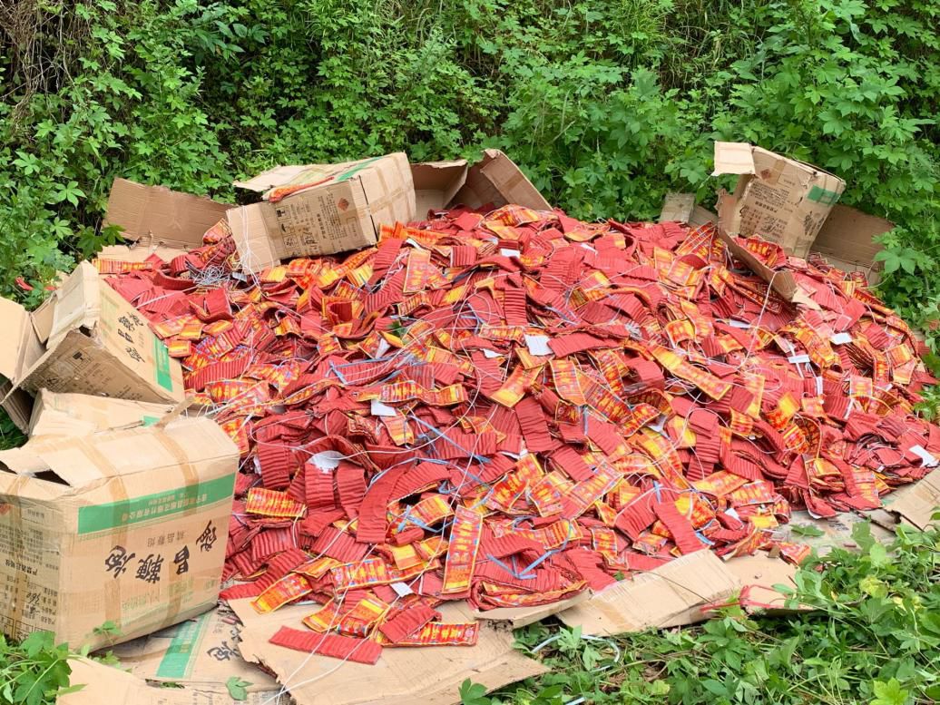 零容忍大英集中销毁非法烟花爆竹30万响